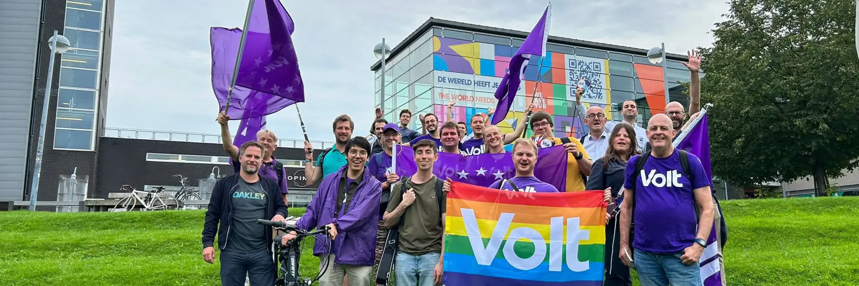 Group of Volters with flags and bikes